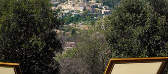 60m² for 2 people, panoramic views, private park and woodland, pets welcome.