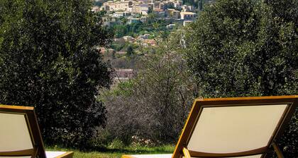 60m² for 2 people, panoramic views, private park and woodland, pets welcome.