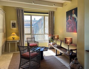 Interior - 60m² for 2 people, panoramic views, private park and woodland, pets welcome. (Simiane-la-Rotonde)