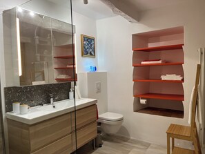 Bathroom - 60m² for 2 people, panoramic views, private park and woodland, pets welcome. (Simiane-la-Rotonde)