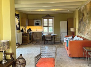 Living area - 60m² for 2 people, panoramic views, private park and woodland, pets welcome. (Simiane-la-Rotonde)