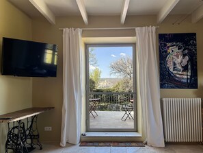 Interior - 60m² for 2 people, panoramic views, private park and woodland, pets welcome. (Simiane-la-Rotonde)