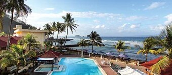 Experience Bali! Clear blue sea, golden sand, mountains and surrounding islands