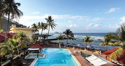 Experience Bali! Clear blue sea, golden sand, mountains and surrounding islands