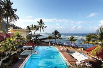 Experience Bali! Clear blue sea, golden sand, mountains and surrounding islands