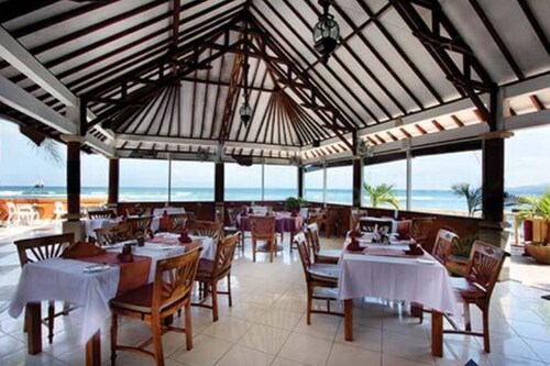 Experience Bali! Clear blue sea, golden sand, mountains and surrounding islands