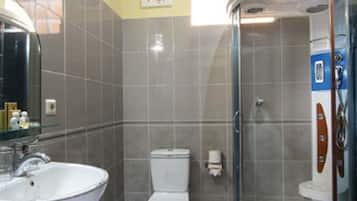 Secadora de cabello, toallas, jabón, papel de baño