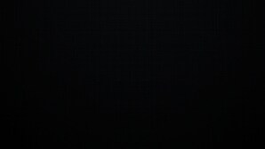 Una habitación oscura con un patrón de cuadrícula en la pared.