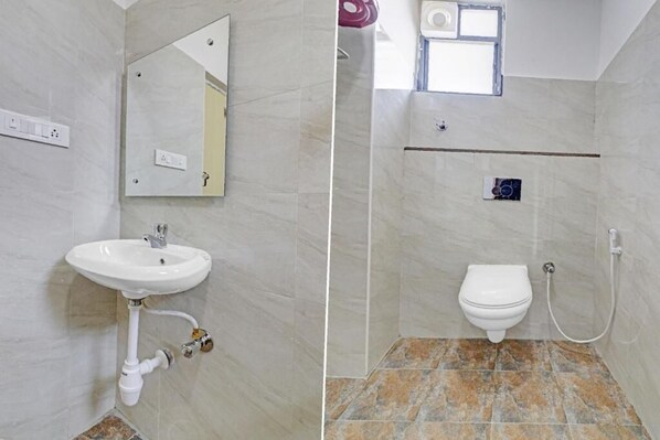 Shower, towels, soap, shampoo - The Blooms Stay Inn (Bengaluru)