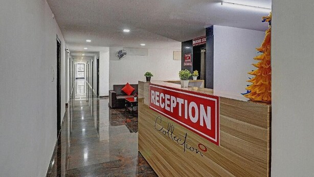 Un'area reception con una scrivania in legno, una insegna con la scritta 'RECEPTION' e una segnaletica per 'BLOOD STAND'.