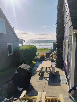 Outdoor dining - Private hot tub, pet friendly, house in historic Nelscott neighborhood. (Lincoln City)
