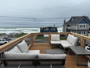 Terrace/patio - Private hot tub, pet friendly, house in historic Nelscott neighborhood. (Lincoln City)