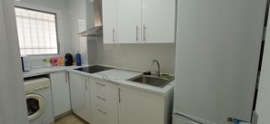 Fridge, microwave, stovetop, coffee/tea maker - Calafell beach with A/C and WIFI ideal for families. (Calafell)