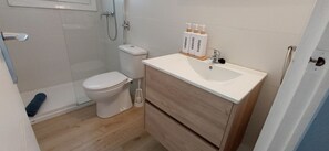 Hair dryer, towels, soap, shampoo - Calafell beach with A/C and WIFI ideal for families. (Calafell)