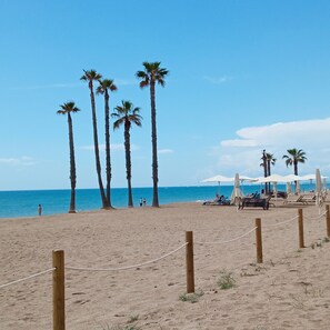 On the beach, sun-loungers - Calafell beach with A/C and WIFI ideal for families. (Calafell)
