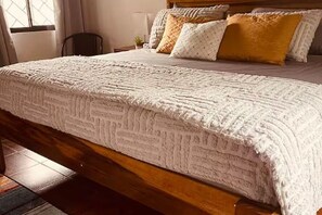 2 bedrooms, free WiFi, bed sheets, wheelchair access - New! Oasis-On River with King bed & Double bed, Air Conditioner, Hot water (La Fortuna)