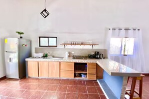 Réfrigérateur, micro-ondes, plaque de cuisson, cafetière/bouilloire