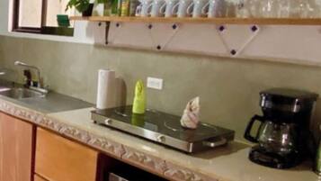 Cafeteira/chaleira, geladeira, micro-ondas, cooktop