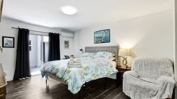 Desk, iron/ironing board, WiFi, bed sheets