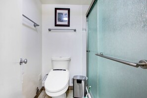 Een douche, een haardroger, handdoeken, zeep