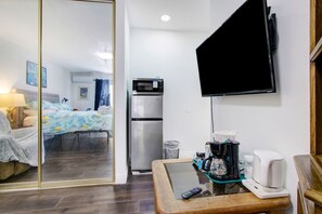Desk, iron/ironing board, WiFi, bed sheets - CalKing Suite#Metro/APU (Azusa)