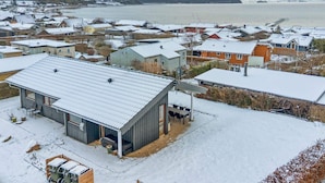 A residential area with houses, a dock, and a body of water. - 4 Star Holiday Home in Ronde (Ronde)