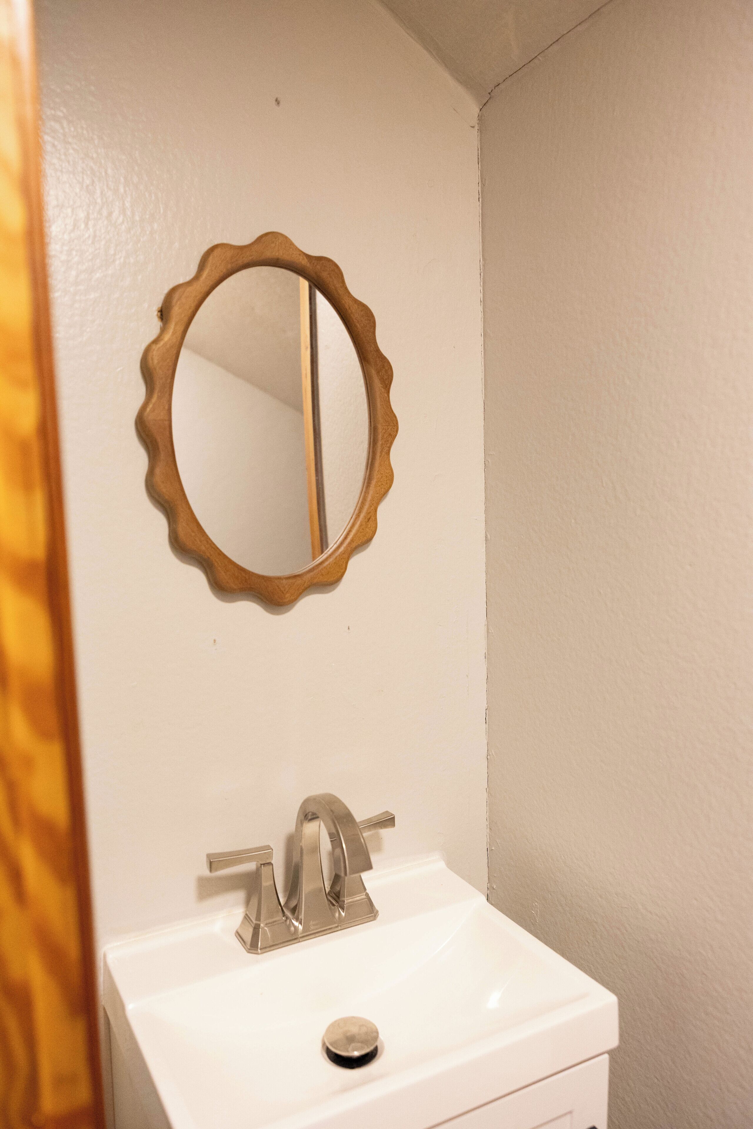 Een douche, een haardroger, handdoeken, zeep