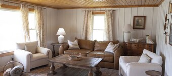 The Cozy Heirloom-4BR Cottage in Jeffersonville