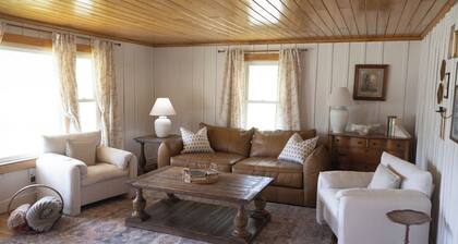The Cozy Heirloom-4BR Cottage in Jeffersonville