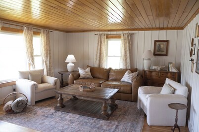 The Cozy Heirloom-4BR Cottage in Jeffersonville