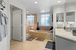 Shower, hair dryer, towels - Coastal Serenity: Spacious 3BR Condo in Minorca (New Smyrna Beach)