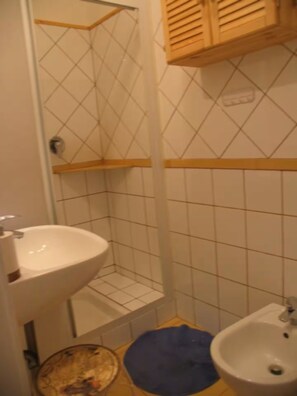Dusche, Bidet, Handtücher