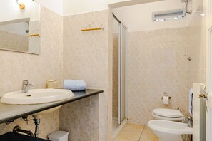 Dusche, Bidet, Handtücher
