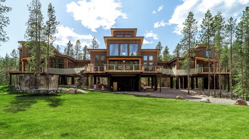 Luxury treehouse near Glacier National Park.