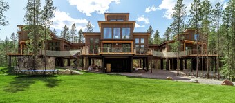 Luxury treehouse near Glacier National Park.