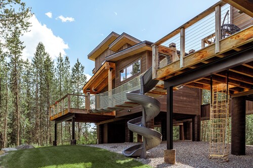 Luxury treehouse near Glacier National Park.