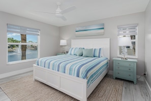 2 bedrooms, iron/ironing board, free WiFi, bed sheets - WALK TO BEACH! Grocery, Movies, Ice Cream, Drugstore, Restaurants, Shopping, Bar (Naples)