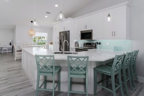 Microwave, oven, stovetop, dishwasher - WALK TO BEACH! Grocery, Movies, Ice Cream, Drugstore, Restaurants, Shopping, Bar (Naples)