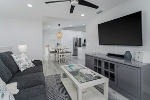 TV - WALK TO BEACH! Grocery, Movies, Ice Cream, Drugstore, Restaurants, Shopping, Bar (Naples)
