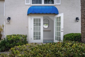 Exterior detail - WALK TO BEACH! Grocery, Movies, Ice Cream, Drugstore, Restaurants, Shopping, Bar (Naples)