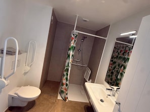 A bathroom with a toilet, sink, shower, and a mirror. - Modern Apartment Hasselt 2p (Hasselt)