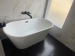 Bathroom - Cozy 2-bedroom cabin in terrific Sevierville with AC (Sevierville)