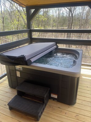 Outdoor spa tub - Cozy 2-bedroom cabin in terrific Sevierville with AC (Sevierville)