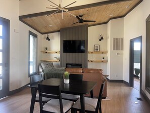 Interior - Cozy 2-bedroom tree-house cabin in terrific Sevierville, Minutes from town (Sevierville)
