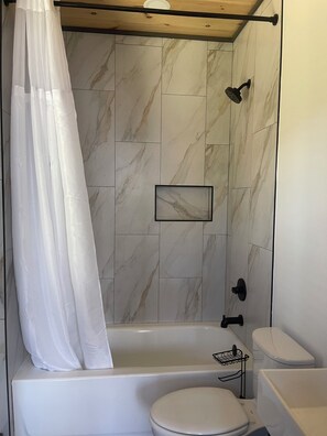 Hair dryer, towels, soap, toilet paper - Cozy 2-bedroom tree-house cabin in terrific Sevierville, Minutes from town (Sevierville)