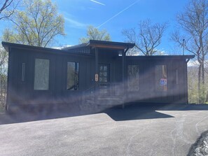 Exterior - Cozy 2-bedroom cabin in terrific Sevierville with AC (Sevierville)