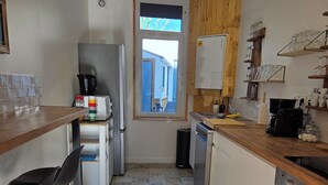 A compact kitchen with a window, a coffee machine, and a sink. - Cocon Bohème Le Portel House 12 pers(+2) beach 15 min walk (Le Portel)