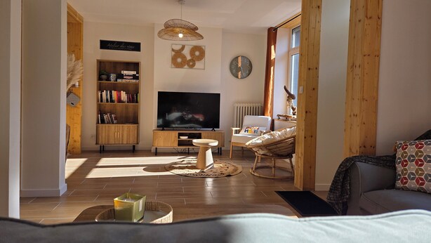 A living room with a television, bookshelf, and a chair. - Cocon Bohème Le Portel House 12 pers(+2) beach 15 min walk (Le Portel)