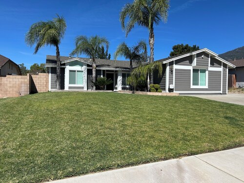 Family-Friendly Little Mountain Retreat Near Mountains, Beaches, and Events.