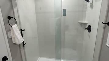 Douche, sèche-cheveux, serviettes fournies, savon